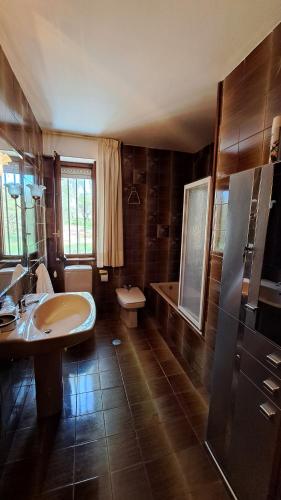 a large bathroom with a sink and a shower at Chalet Pico Frentes in Cidones