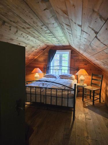 ein Schlafzimmer mit einem Bett und einer Holzdecke in der Unterkunft Gamlastova in Samlanes