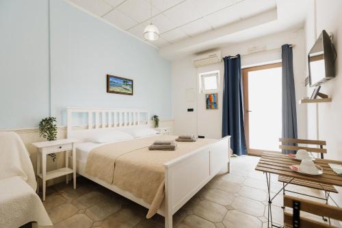 ein weißes Schlafzimmer mit einem Bett und einem Fenster in der Unterkunft RIO - nice room, near the sea and park in Novigrad Istria