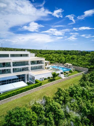 an aerial view of a building with a swimming pool at Hotel Joel in Novalja