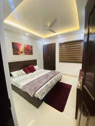 a bedroom with a bed with a ceiling fan at The Winestone Escape in Māripat