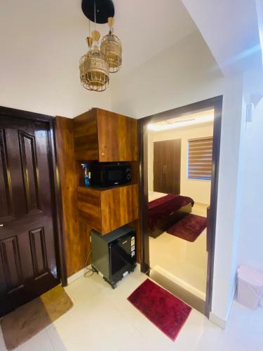 a room with a mirror and a tv in it at The Winestone Escape in Māripat