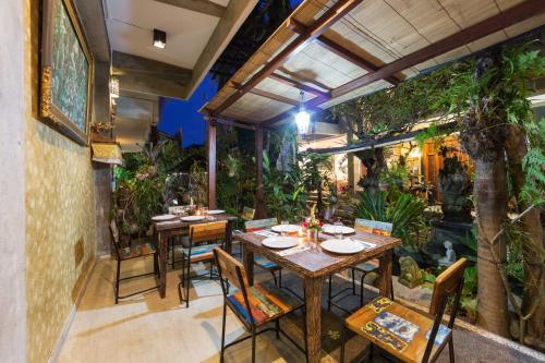 Un restaurante o sitio para comer en Sandat Bali Ubud
