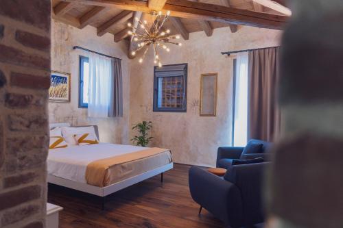 a bedroom with a bed and a couch and a chair at Casa Tonello B&B in Zugliano