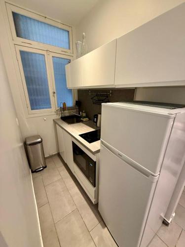 A Luxurious Apartment Red with AC on Promenade des Anglais