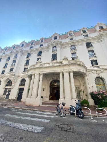 A Luxurious Apartment Red with AC on Promenade des Anglais