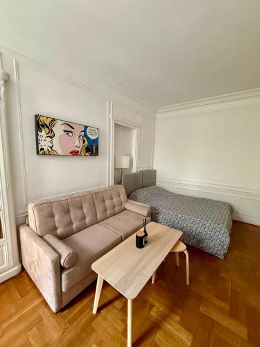 A Luxurious Apartment Red with AC on Promenade des Anglais
