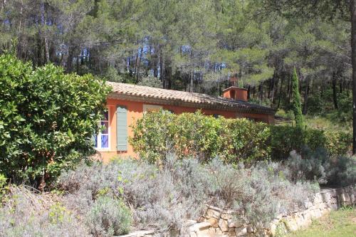 une petite maison orange au milieu d'un champ dans l'établissement La Petite Yolande, à Aix-en-Provence