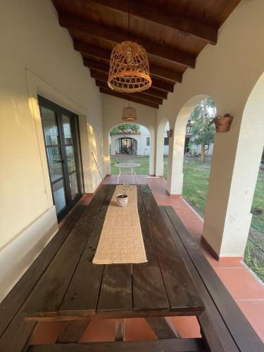 a room with a wooden floor and a chandelier at Casita colonial en Chapadmalal in Chapadmalal