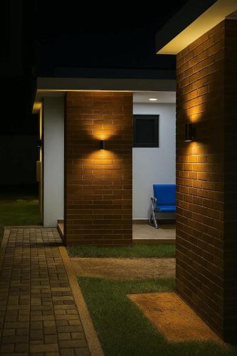 eine Backsteinmauer mit Lichtern an der Seite eines Hauses in der Unterkunft Zenith House in Ibadan