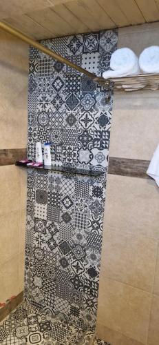 a bathroom floor with a black and white tile at Departamento cómodo y renovado a pocas cuadras del parque mitre! in Corrientes