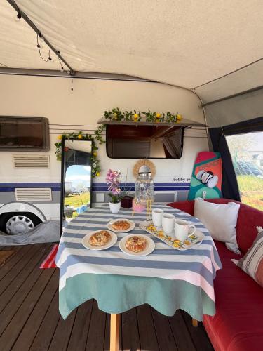Capri - kolorowa przyczepa kempingowa w Jastarni