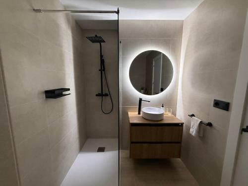 ein Badezimmer mit Waschbecken und Spiegel in der Unterkunft Farelleta in Llança