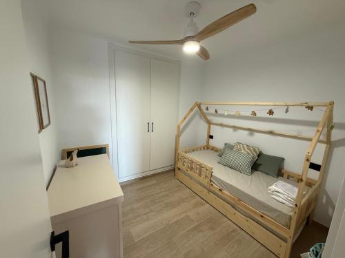 ein Schlafzimmer mit Bett und Deckenventilator in der Unterkunft Farelleta in Llança