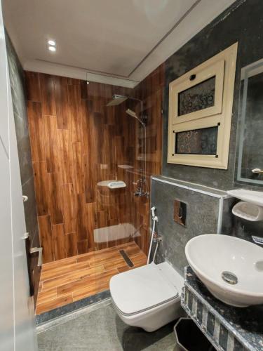 a bathroom with a shower and a toilet and a sink at LuXURY STUDIOS MATROUH 3 in Marsa Matruh