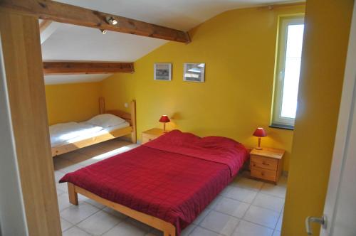 GrandhanにあるCote Jardinのベッドルーム1室(赤いベッド1台、二段ベッド2組付)