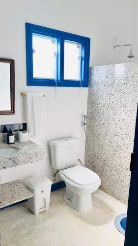 a white bathroom with a toilet and a shower at Casa da Dóta no paraíso de Furnas e Capitólio in São José da Barra