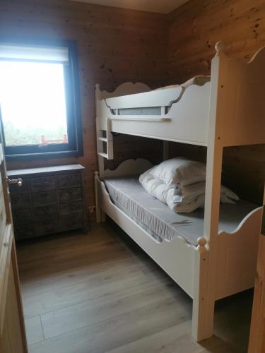 a bedroom with bunk beds in a cabin at Cabin in Kvinnherad in Ølfernes