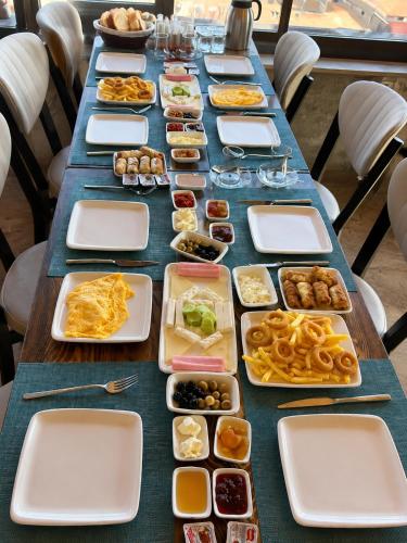 a long table with many plates of food on it at Kayaharman cave otel in Nar