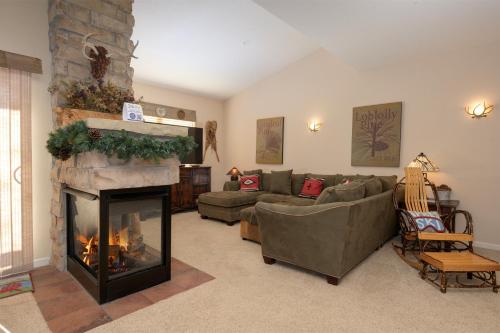 ein Wohnzimmer mit Sofa und Kamin in der Unterkunft Waterside West E206 in Fraser