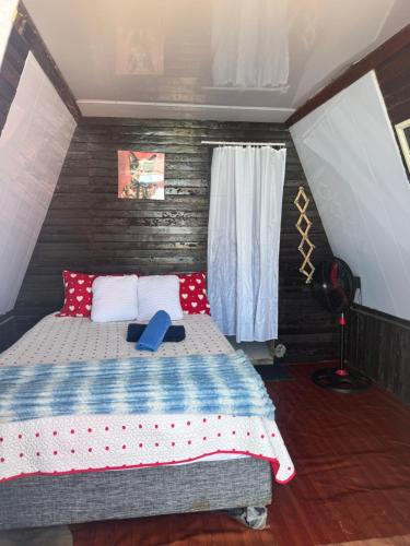 a bedroom with a bed in a tiny house at Zulu beach in Cartagena de Indias