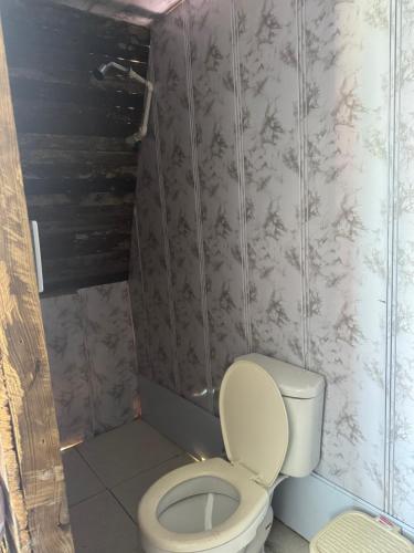 a bathroom with a toilet in a room at Zulu beach in Cartagena de Indias