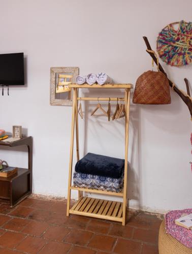 a room with a wooden shelf with a blue cushion at La Casona Espacio Bonito in Zapatoca