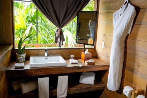 a bathroom with a sink and a window at Central Hotel Bocas del Toro in Valle de Agua