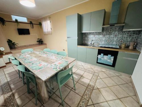 a kitchen with a table and chairs in a room at PIAZZA COPERTA Casa Vacanza in Aradeo