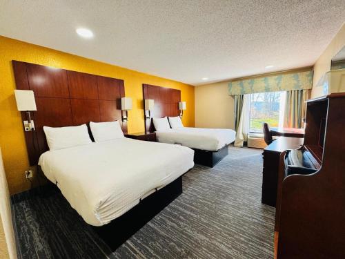 a hotel room with two beds and a window at Hotel M Mount Pocono in Mount Pocono