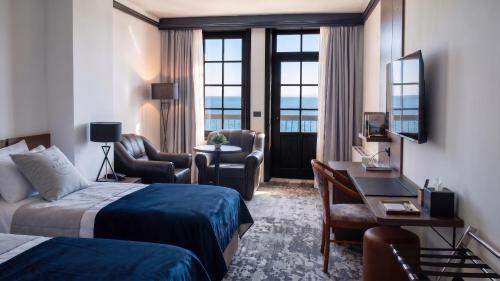 a hotel room with a bed and a desk at Hotel Biser in Kališta