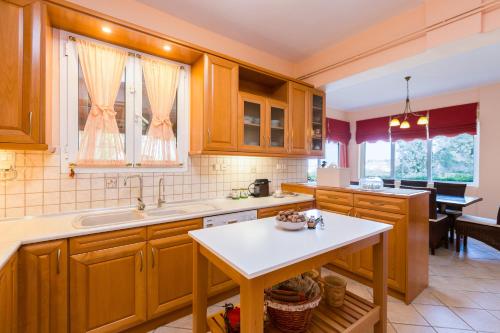 Кухня или мини-кухня в Malena Villa, beach retreat, By ThinkVilla
