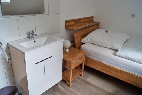 Postel nebo postele na pokoji v ubytování Bredeneeker Gasthaus