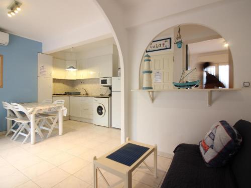 Charmant Appartement à 600m de la Plage avec Balcon et Climatisation