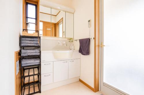 Sleeps 12, 13min to Tokyo Station, 80 sqm Apartment, 6 Double Beds, Separate Sleeping Areas