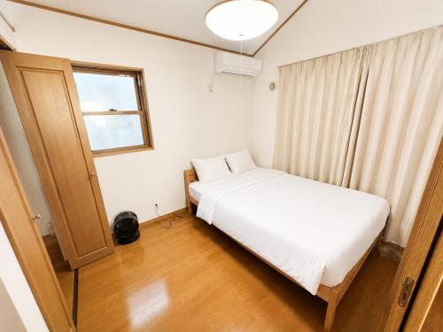 Sleeps 12, 13min to Tokyo Station, 80 sqm Apartment, 6 Double Beds, Separate Sleeping Areas