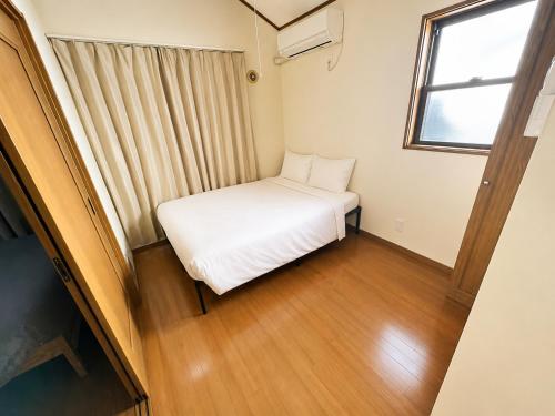 Sleeps 12, 13min to Tokyo Station, 80 sqm Apartment, 6 Double Beds, Separate Sleeping Areas