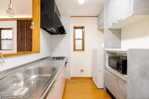 Sleeps 12, 13min to Tokyo Station, 80 sqm Apartment, 6 Double Beds, Separate Sleeping Areas