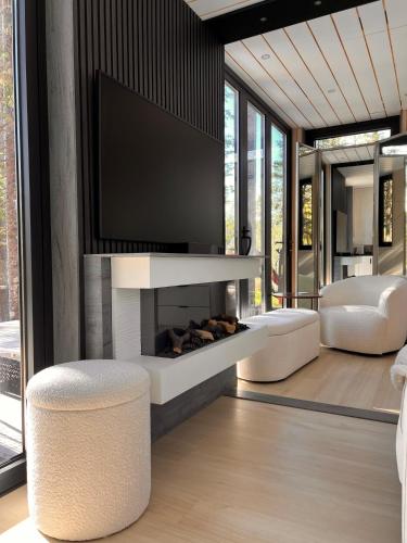 a living room with a fireplace and a tv at The Lake Villa in Ingramport