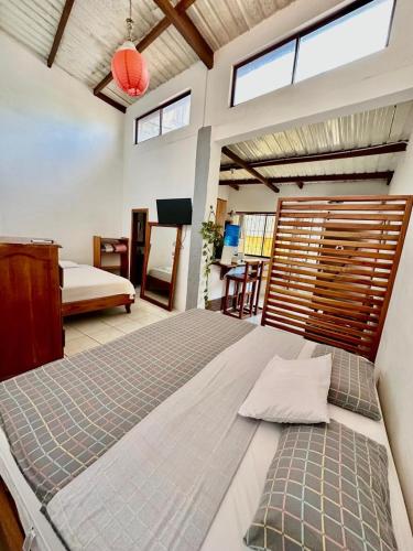 a bedroom with a large bed in a room at PROMOCIOn VILLA PRIVADA SPRING in Puerto Ayora