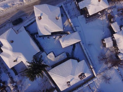 una vista aérea de una casa con techos blancos en Complex Ristanite, en Elena