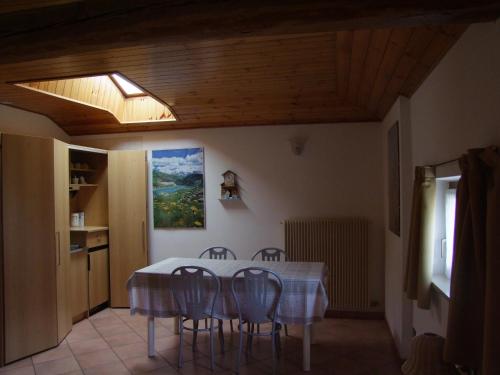 uma sala de jantar com uma mesa e quatro cadeiras em Agritur Fior di Melo em Nanno