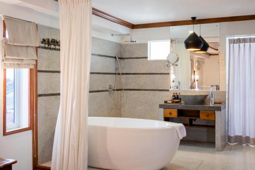 un bagno con vasca e lavandino di The Night Hotel a Siem Reap