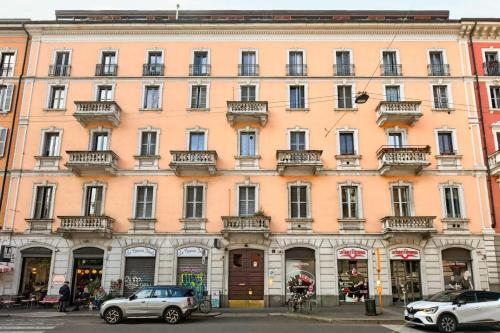Elegant Comfort Milan Prime Area with AC & WI-FI
