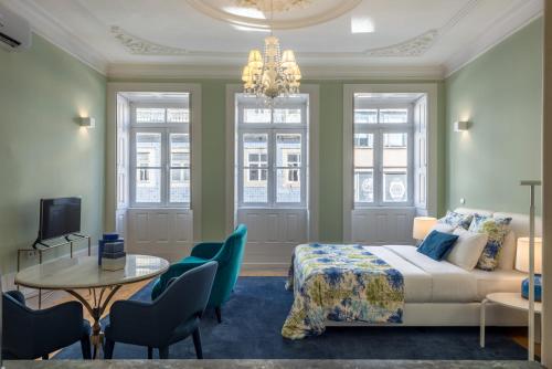 1 dormitorio con 1 cama, mesa y sillas en Oporto Welcome Apartments - Santa Catarina en Oporto