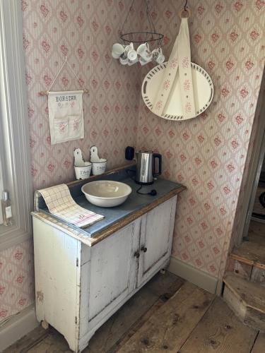 a bathroom with a sink and a mirror at Klevs gästgiveri 25 min från Ullared in Mårdaklev