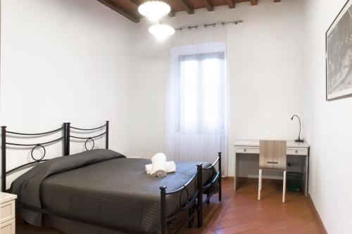 フィレンツェにあるOriuolo Palaceのベッドルーム1室(ベッド1台、デスク付)