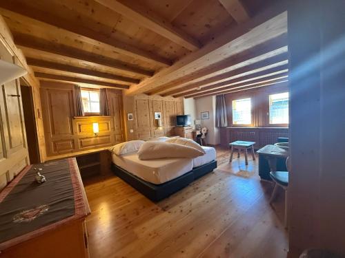 シュクオルにあるホテル カーサ ソフィアの木製の天井のある部屋にあるベッドのある寝室