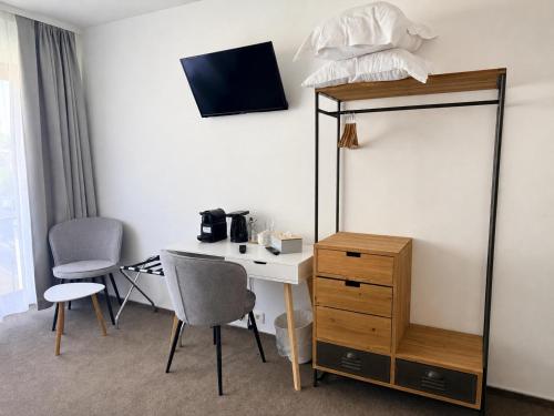 a hotel room with a desk and a mirror at Hôtel Albert 1er in Malmedy