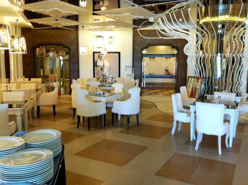 Un restaurante u otro lugar para comer en Delphin Imperial Lara